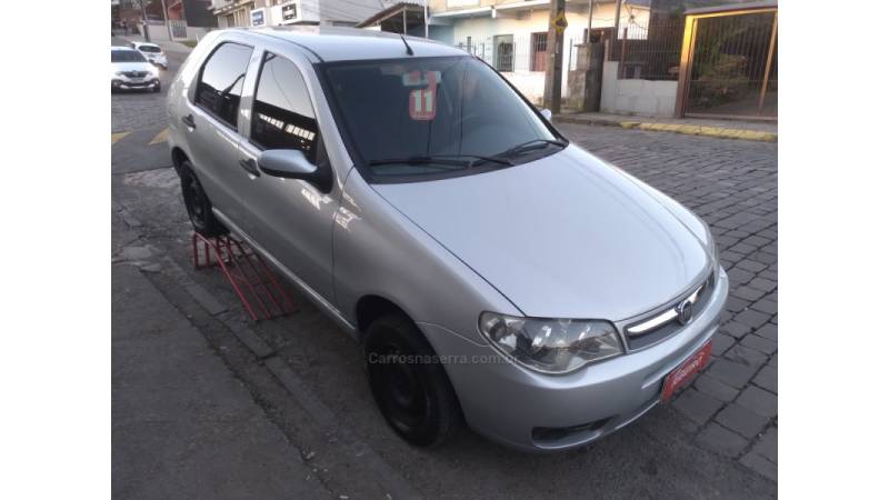 FIAT - PALIO - 2010/2011 - Prata - R$ 25.900,00